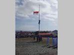 warga-memanjat-tiang-bendera-di-Cidaun-Cianjur.jpg
