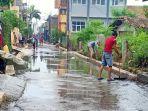 warga-membersihkan-rumah-dari-lumpur-usai-banjir-di-kabupaten-bandung.jpg