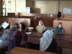 warga-mendatangi-kantor-desa-jelegong-mempertanyakan-dana-pkh.jpg