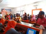warga-mengantre-untuk-mengambil-kiriman-uang_20160627_114829.jpg