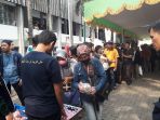 Ratusan Warga Mengantre untuk Mendapat Pembagian Daging di Masjid Istiqomah