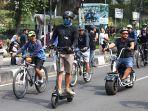 warga-menggunakan-otopet-listrik-atau-skuter-listrik.jpg
