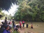 warga-saat-cari-ramdani-korban-terbawa-arus-sungai-citarik-kabupaten-sukabumi.jpg