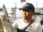 warga-saat-menunjukan-biaya-yang-nyangkut-di-pancing.jpg