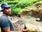 warga-saat-menunjukan-lokasi-penemuan-koin-kuno.jpg