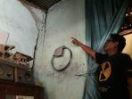 warga-yang-terdampak-pengeboman-terowongan-kcic-saat-menunjukan-rumahnya-yang-retak.jpg