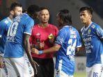 wasit-dwi-purba-saat-memimpin-laga-persib-bandung.jpg