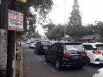 weekend-jalan-dago-kota-bandung-ke-arah-atas-macet-banyak-pengendara-tanpa-masker.jpg