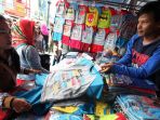 wisatawan-belanja-kaus-di-bandung_20161226_231542.jpg
