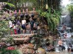 wisatawan-saat-menikmati-liburan-nataru-di-sari-ater-hot-springs.jpg