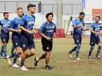 yaya-sunarya-memimpin-pemanasan-persib-bandung.jpg