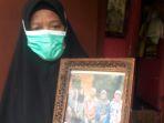 yeti-mulyati-60-saat-menunjukan-foto-keluarga-dari-tuti-korban-pembunuhan-di-subang.jpg