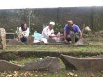 yosef-dan-yoris-mendatangi-makam-korban.jpg
