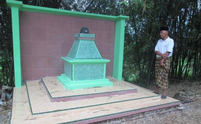 Tugu Baru Agar Warga Mengenal Jasa Kopral Syarif - 20131028CIS_TUGU_PAHLAWAN_KOPRAL_SYARIF_1.jpg