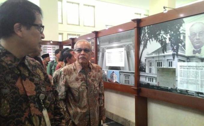 Pengunjung Bisa Mengangkat Emas Batangan - 20140526isa_memorabilia_BI_06.jpg