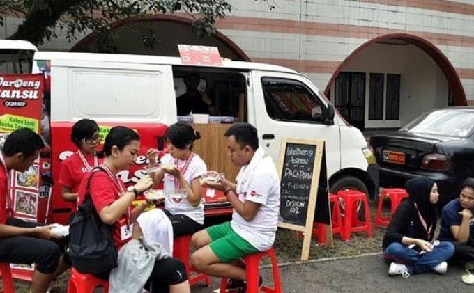 Hmmm. . .Yummi! Menyantap Ketan Plus Susu di Food Truck - ketan_makan.jpg