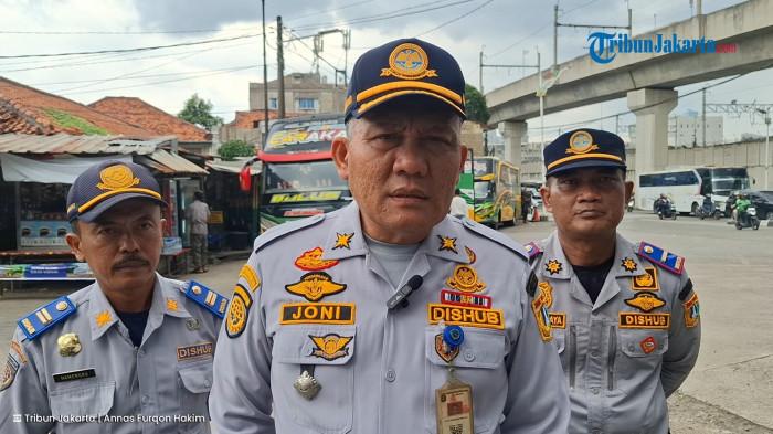ARUS BALIK LEBARAN 2026 - Kepala Terminal Lebak Bulus, Joni, saat diwawancarai terkait arus balik Lebaran pada Selasa (24/3/2026).