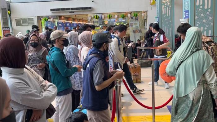ARUS BALIK LEBARAN - Suasana Stasiun Pasar Senen, Jakarta Pusat pada arus balik Lebaran 2026, Senin (23/3/2026). (TRIBUNJAKARTA.COM/DIONISIUS ARYA BIMA SUCI).