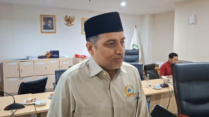 BAHAS TARIF AIR BERSIH - Ketua Bapemperda DPRD DKI Jakarta Abdul Aziz saat rapat pembahasan Raperda SPAM, soroti aturan tarif air murah dan gratis untuk masyarakat. Selasa (5/5/2026).