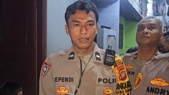 BERTARUH NYAWA - Aksi penyelamatan dramatis terjadi di Kali Kresek, Lagoa, Koja, Jakarta Utara, Selasa (18/11/2025), ketika seorang anggota Polsek Koja, Aipda Elly Ependi, terjun langsung ke aliran kali yang tengah meluap untuk menolong seorang bocah yang hampir tenggelam.