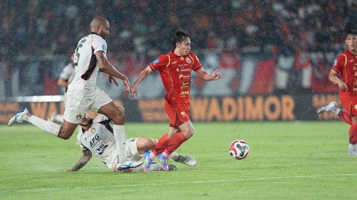 Pemain Persija Jakarta, Arlyansyah Abdulmanan berusaha melewati hadangan pemain Persik Kediri di lanjutan Super League.