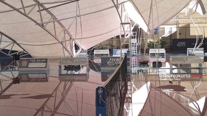 ATAP AMBRUK - Atap lapangan padel yang ada di Taman Villa Meruya, Kembangan, Jakarta Barat ambruk usai terkena angin kencang.