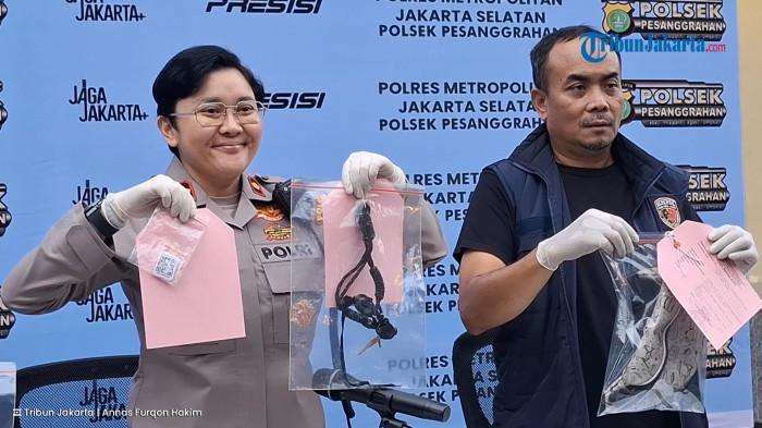 BARANG BUKTI JUDOL - Kapolsek Pesanggrahan Kompol Seala Syah Alam (kiri) menunjukkan barang bukti kasus penyebaran barcode judi online.