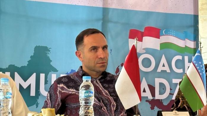 BURSA PELATIH TIMNAS - Pelatih asal Uzbekistan, Timur Kapadze, saat menyampaikan keterangan pers di kawasan Masjid Istiqlal Jakarta Pusat, Jumat (21/11/2025).