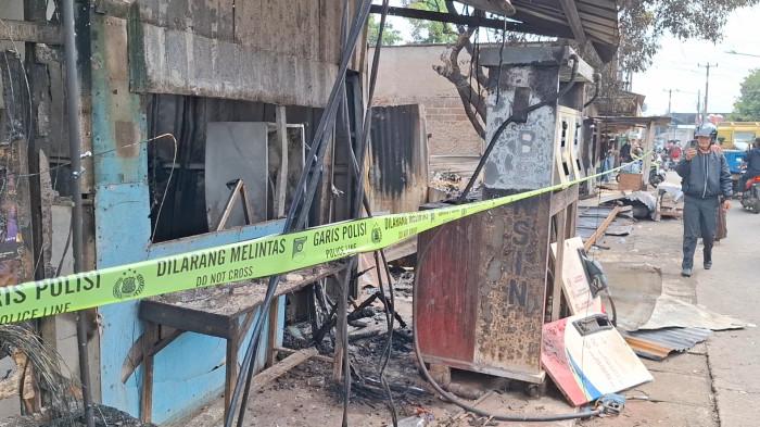 DAMPAK KEBAKARAN SPBE - Sejumlah bangunan ruko dan rumah warga rusak berat terdampak kebakaran disertai ledakan di Stasiun Pengisian Bulk Elpiji (SPBE) di Jalan Cinyosog, Kelurahan Cimuning, Kecamatan Mustikajaya, Kota Bekasi. (Yusuf/TribunJakarta).