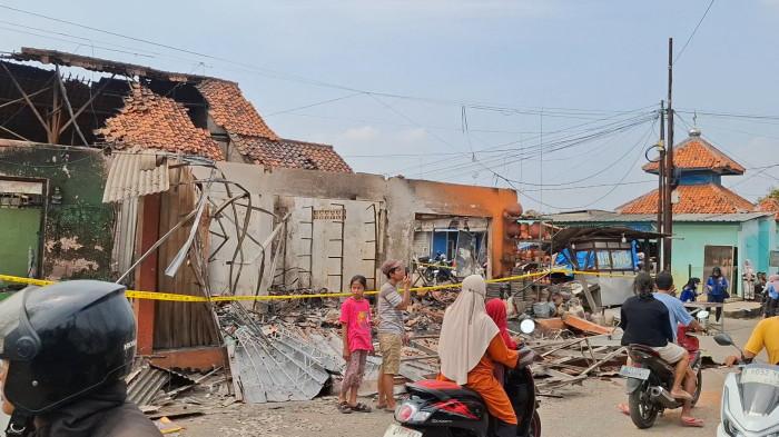 DAMPAK KEBAKARAN SPBE - Sejumlah bangunan ruko dan rumah warga rusak berat terdampak kebakaran disertai ledakan di Stasiun Pengisian Bulk Elpiji (SPBE) di Jalan Cinyosog, Kelurahan Cimuning, Kecamatan Mustikajaya, Kota Bekasi. (Yusuf/TribunJakarta).