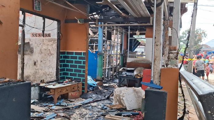 DAMPAK KEBAKARAN SPBE - Sejumlah bangunan ruko dan rumah warga rusak berat terdampak kebakaran disertai ledakan di Stasiun Pengisian Bulk Elpiji (SPBE) di Jalan Cinyosog, Kelurahan Cimuning, Kecamatan Mustikajaya, Kota Bekasi. (Yusuf/TribunJakarta).