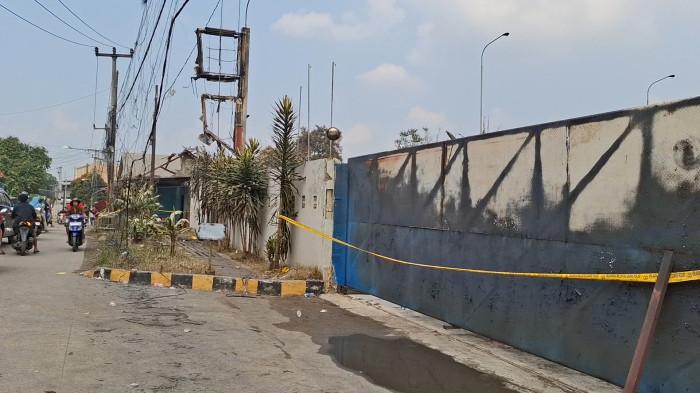 DAMPAK KEBAKARAN SPBE - Sejumlah bangunan ruko dan rumah warga rusak berat terdampak kebakaran disertai ledakan di Stasiun Pengisian Bulk Elpiji (SPBE) di Jalan Cinyosog, Kelurahan Cimuning, Kecamatan Mustikajaya, Kota Bekasi. (Yusuf/TribunJakarta).