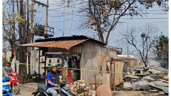 DAMPAK KEBAKARAN SPBE - Sejumlah bangunan ruko dan rumah warga rusak berat terdampak kebakaran disertai ledakan di Stasiun Pengisian Bulk Elpiji (SPBE) di Jalan Cinyosog, Kelurahan Cimuning, Kecamatan Mustikajaya, Kota Bekasi. (Yusuf/TribunJakarta).