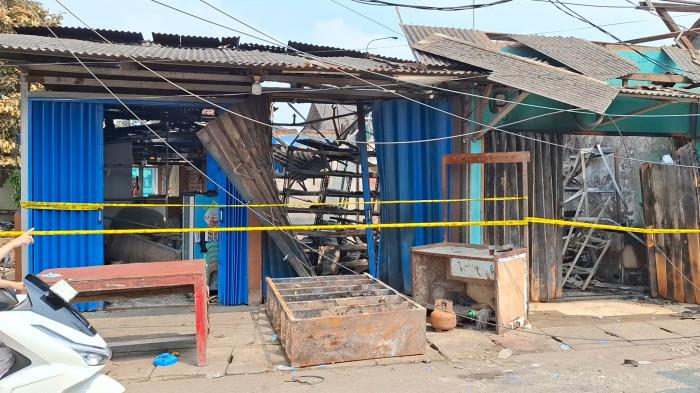 DAMPAK KEBAKARAN SPBE - Sejumlah bangunan ruko dan rumah warga rusak berat terdampak kebakaran disertai ledakan di Stasiun Pengisian Bulk Elpiji (SPBE) di Jalan Cinyosog, Kelurahan Cimuning, Kecamatan Mustikajaya, Kota Bekasi. (Yusuf/TribunJakarta).