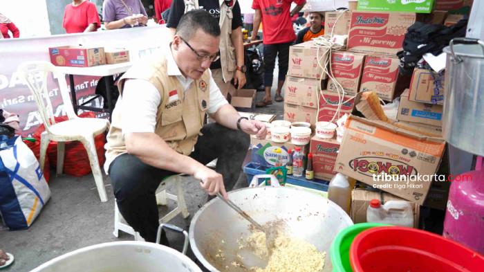 IKUT MASAK - Kepala BAGUNA PDI Perjuangan Provinsi DKI Jakarta, Hardiyanto Kenneth membangun dapur umum untuk korban kebakaran di Tamansari, Jakarta Barat, Kamis (2/10/2025). Kenneth ikut memasak di dapur tersebut.
TRIBUNJAKARTA.COM/ELGA PUTRA