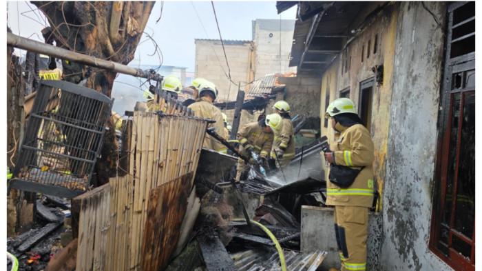 DUA RUMAH TERBAKAR - Personel Damkar Jakarta Timur saat proses pemadaman pada dua rumah di Kampung Bojong Rangkong, Jalan Sawo Kecik, Pulogebang, Rabu (15/4/2026).