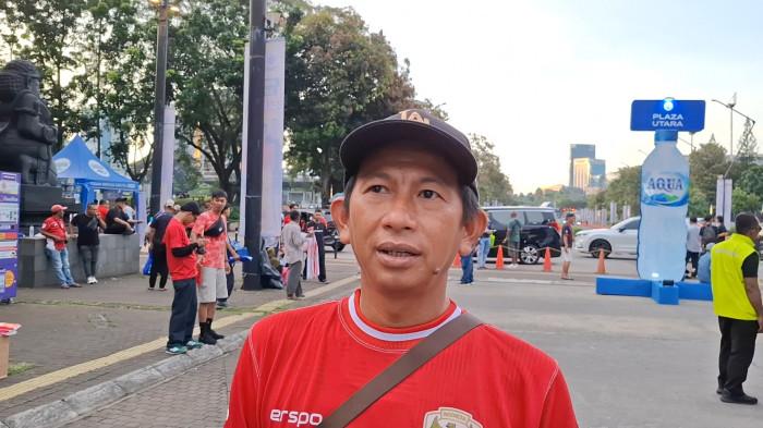ERA BARU TIMNAS - Albrian dan Dicky, suporter Timnas Indonesia saat mendukung langsung tim Garuda di Stadion Utama Gelora Bung Karno, Jakarta di laga melawan Saint Kitts and Nevis, Jumat (27/3/2026).