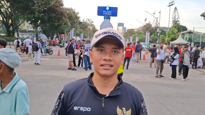 ERA BARU TIMNAS - Albrian dan Dicky, suporter Timnas Indonesia saat mendukung langsung tim Garuda di Stadion Utama Gelora Bung Karno, Jakarta di laga melawan Saint Kitts and Nevis, Jumat (27/3/2026).