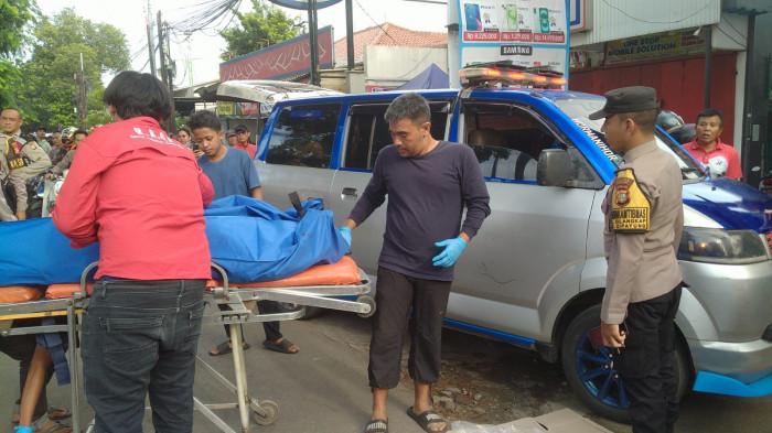 EVAKUASI KORBAN KECELAKAAN - Proses evakuasi jenazah Rahmat Juniarto di Jalan Raya Cilangkap, Kelurahan Cilangkap, Kecamatan Cipayung, Jakarta Timur, Rabu (12/11/2025)