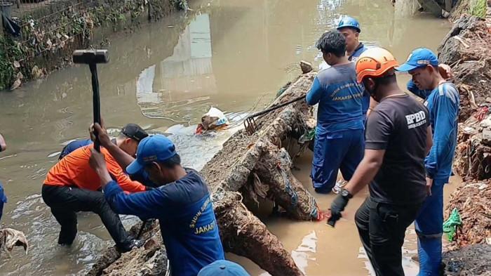 EVAKUASI PUING LONGSOR KRAMAT JATI