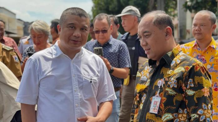 PERESMIAN JEMBATAN BM - Anggota DPR RI Dapil DKI Jakarta III, Erwin Aksa (kiri), berbincang dengan Wali Kota Jakarta Barat Uus Kuswanto (kanan) di sela peresmian Jembatan BM (Berkah dan Manfaat) di Kosambi Baru, Jakarta Barat, Kamis (30/10/2025). Dengan perluasan akses Jembatan BM ini diharapkan dapat mengurai kemacetan karena posisinya berada di persimpangan.
