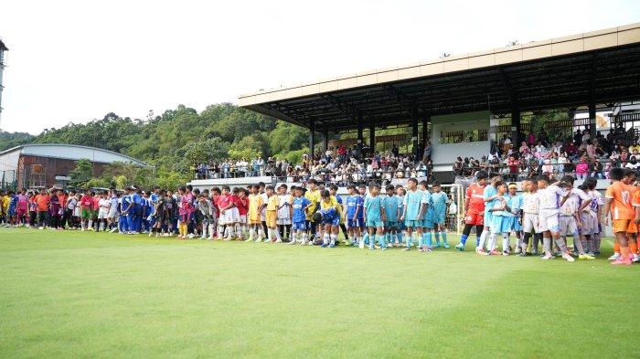 Gelaran Festival Anak Dewa kembali hadir tahun ini dan memasuki edisi ketiganya. Ajang pembinaan sepak bola usia dini yang diinisiasi Dewa United FC itu kembali mempertandingkan dua kelompok usia, yakni U-10 dan U-12, dengan harapan menghadirkan kualitas kompetisi yang semakin meningkat.