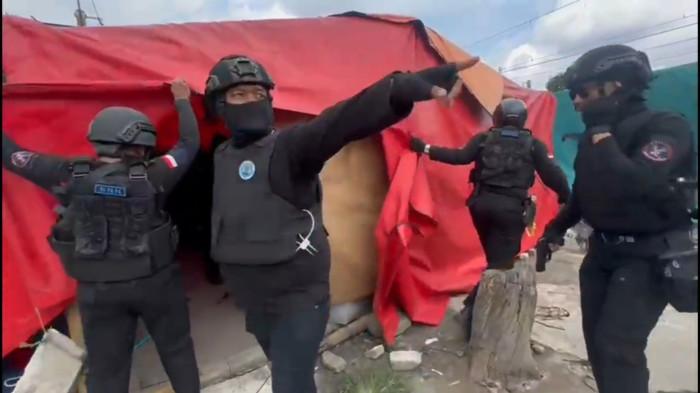 GEREBEK SARANG NARKOBA - Badan Narkotika Nasional (BNN) RI menggerebek sarang narkoba Kampung Bahari, Tanjung Priok, Jakarta Utara, Rabu (5/11/2025). (TRIBUNJAKARTA.COM/GERALD LEONARDO AGUSTINO).