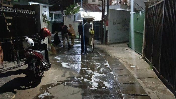 LOKASI PENUSUKAN - Gang H. Mizi, RW 05 lokasi penusukan dua pemuda di Kelurahan Cililitan, Kramat Jati, Jakarta Timur, Senin (17/11/2025).