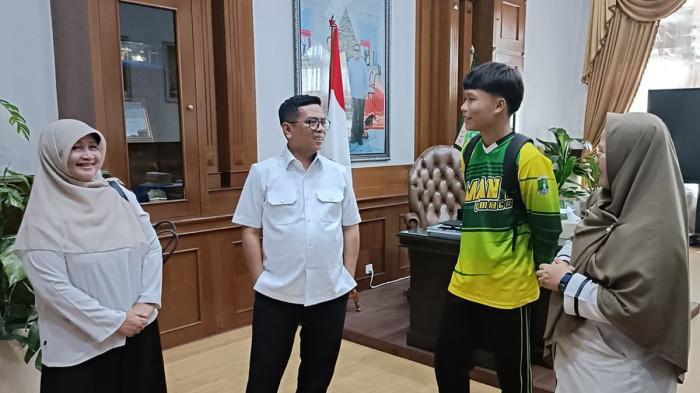 Gubernur Banten Andra Soni mempertemukan Kepala SMAN 1 Cimarga dengan siswanya dengan difasilitasi Gubernur Banten Andra Soni di ruang kerjanya, Rabu (15/10/2025).(KOMPAS.COM/RASYID RIDHO)