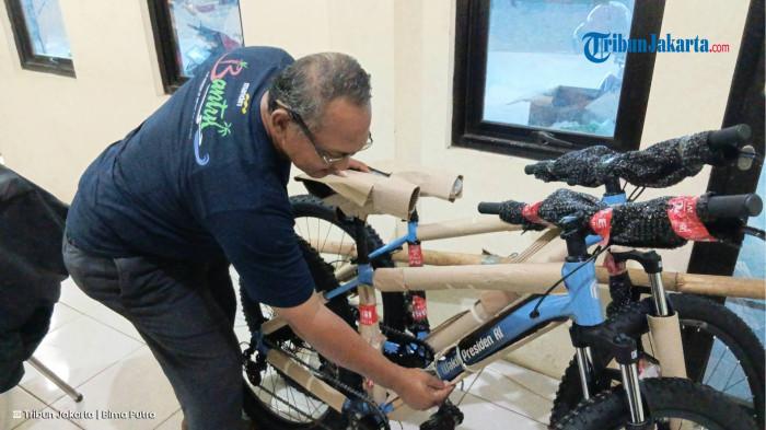 HADIAH WAPRES GIBRAN - Sepeda pemberian Wakil Presiden RI, Gibran Rakabuming Raka untuk hadiah lomba panjat pinang di Kalimalang, Makasar, Jakarta Timur, Kamis (14/8/2025). TRIBUNJAKARTA.COM/BIMA PUTRA
