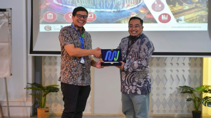 PEMBERIAN CENDERAMATA  - Head of Supply Chain and Asset Management PT MRT Jakarta, Masum Asim, memberikan cenderamata kepada Vice President Procurement PT JAKPRO, Rizal Chaniago dalam acara FGD di kantor pusat PT JAKPRO, Kamis (2/10/2025). Tema besar FGD antar BUMD Pemprov DKI Jakarta ini membahas berbagai aspek strategis, antara lain peningkatan keterbukaan publik dalam proses pengadaan, efisiensi rantai pasok, serta peluang pengembangan sistem e-catalog sebagai instrumen percepatan dan transparansi pengadaan di lingkungan BUMD.