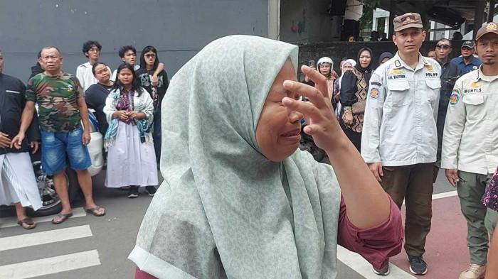 IBU HISTERIS - Seorang ibu histeris mendatangi halaman SMAN 72 Jakarta, Kelapa Gading, Jakarta Utara, pasca-terjadinya ledakan pada Jumat (7/11/2025) siang tadi. Sambil menangis, ibu ini menanyakan keberadaan seorang anak laki-laki yang merupakan pelajar kelas XII sekolah tersebut. (TRIBUNJAKARTA.COM/GERALD LEONARDO AGUSTINO).