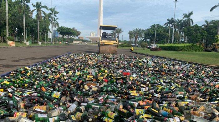 Ribuan Botol Miras Dimusnahkan di Monas, Hasil Sitaan Satpol PP DKI Selama Tahun 2021