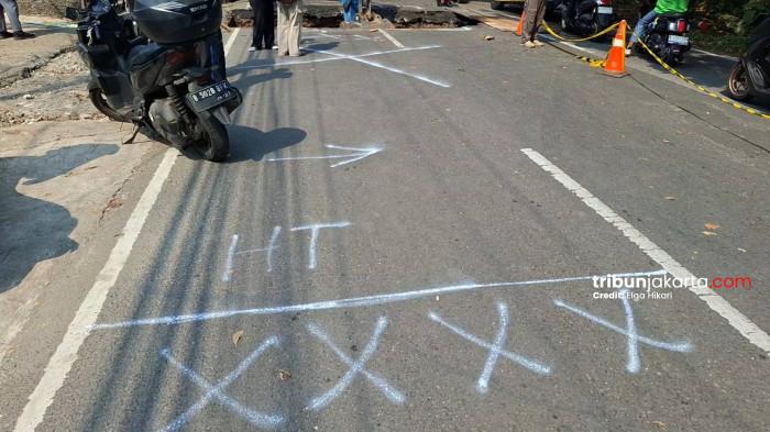JALAN AMBLES - Kondisi jalan amblas di Jalan Lenteng Agung, Jagakarsa, Jakarta Selatan mengakibatkan kemacetan panjang dari arah Pasar Minggu menuju Depok, Jumat (29/5/2026).
TRIBUNJAKARTA.COM/ELGA PUTRA